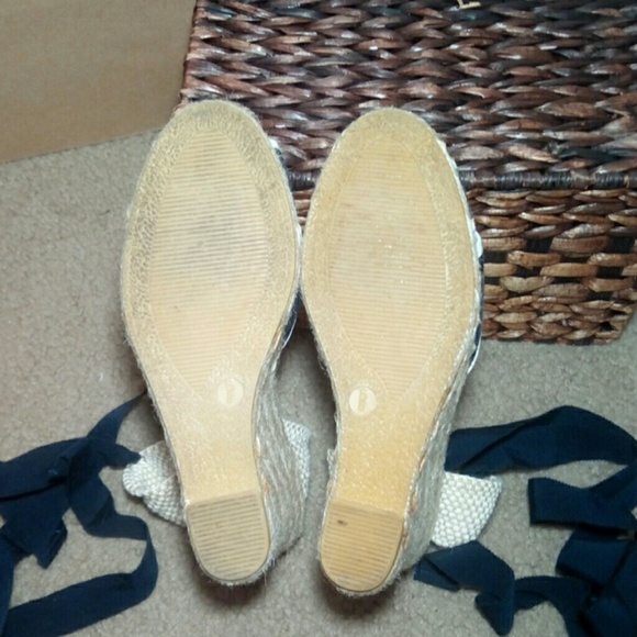 Coach sandals w a wedge. Fits like a (5 1/2) SM 6 - Picture 7 of 7